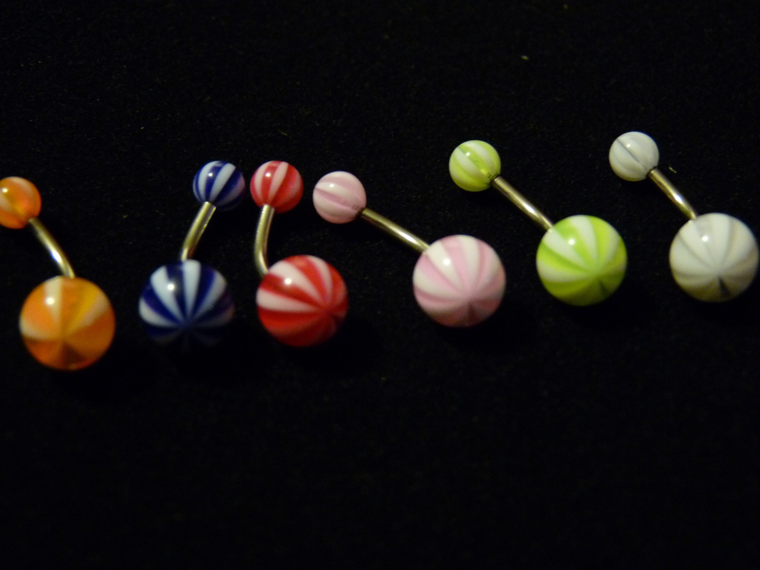 NOMBRIL : Arlequin orange, bleu foncé, rouge, rose, jaune, blanc