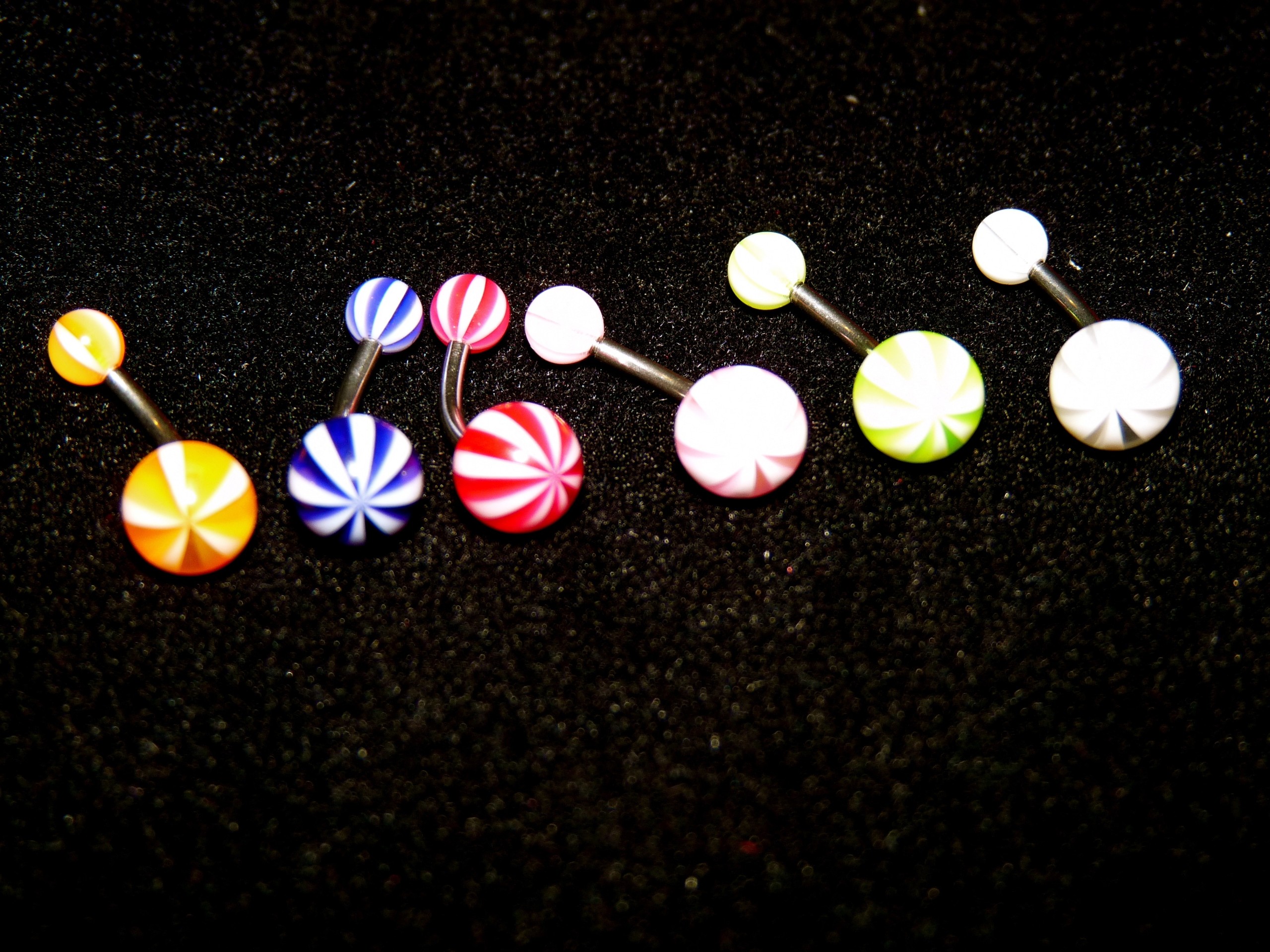 NOMBRIL : Arlequin orange, bleu foncé, rouge, rose, jaune, blanc avec flash