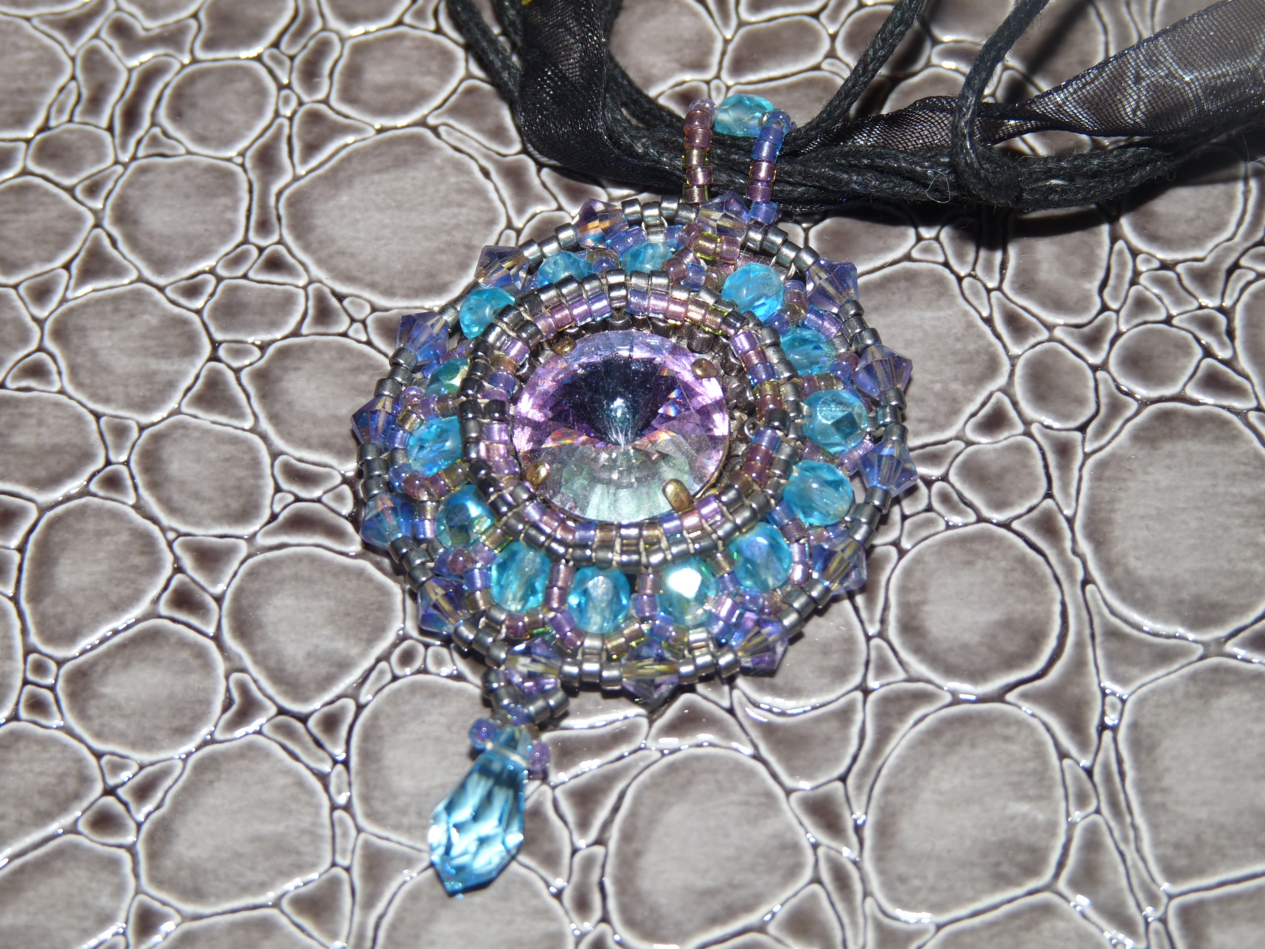 Longueur totale avec chaînette : 47,5 cm et diamètre du pendentif : 3,5 cm