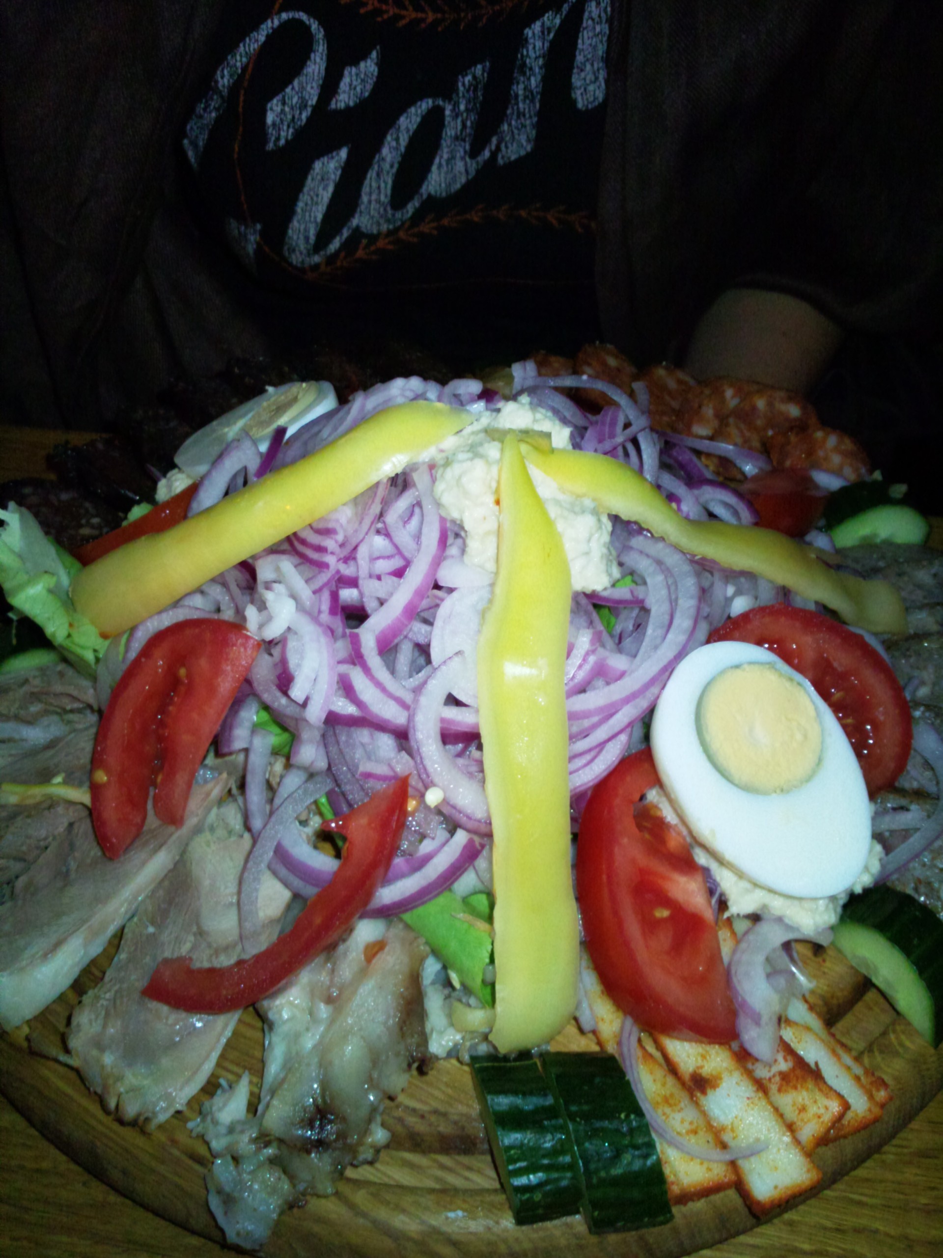 La monstrueuse salade de charcuterie