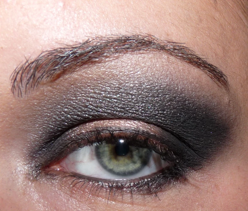 j'adore pour accentuer la forme en amande des yeux