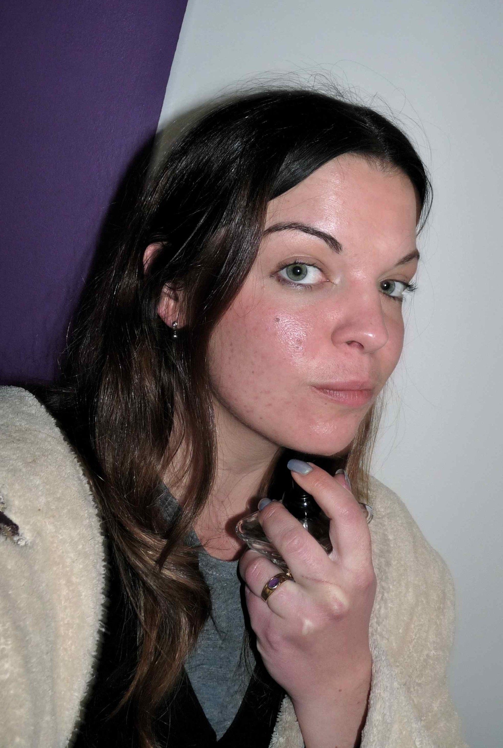 guest : le peignoir moche et la peau luisante 