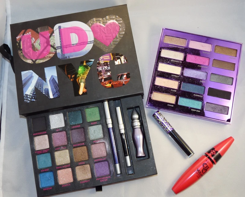 Palette BOSIII et 15th Anniversary ( Urban Decay ), liner noir Lime Crime, mascara Cil à Cil (Gemey )