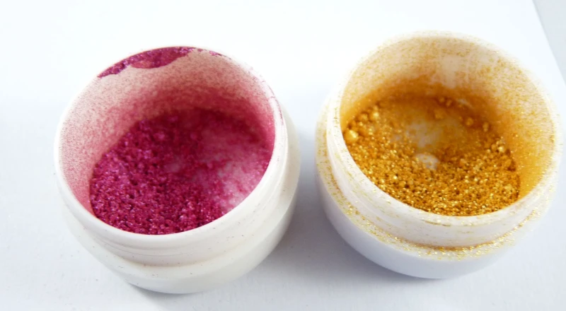 Pigments MAC offerts par Karine ( j'ai po les noms ^^ )