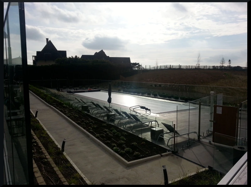 La piscine extérieure fermée à ce moment-là