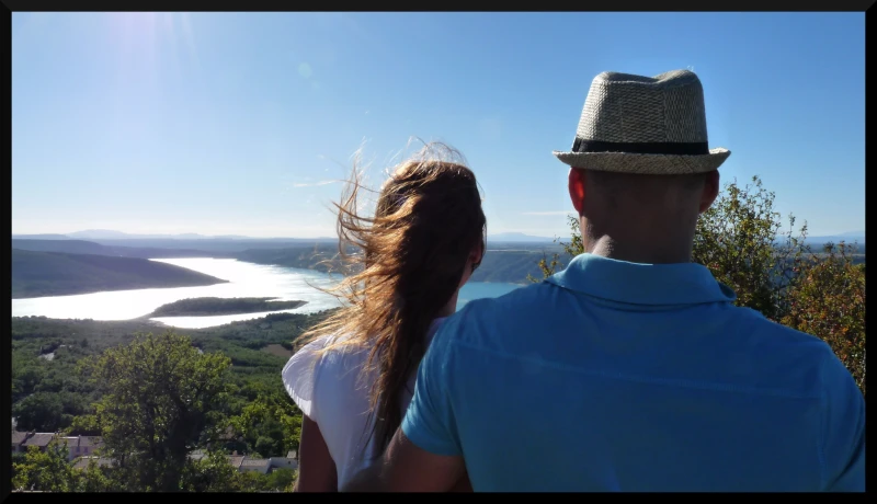Regarder dans la même direction...