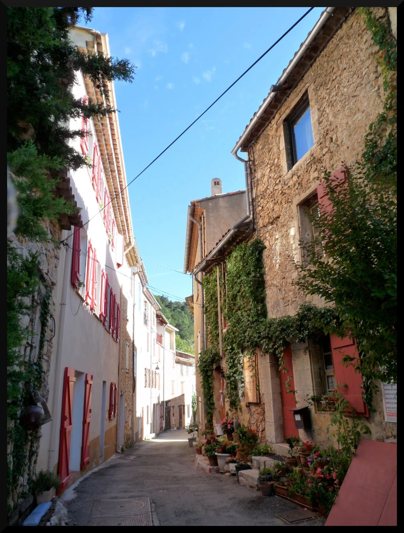 Les ruelles colorées et verdoyantes d' Aiguines