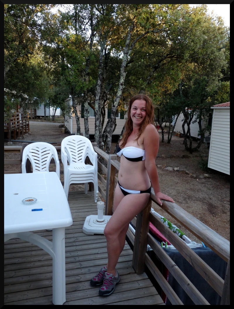 Faire le ménage en maillot de bain, c'est....bah c'est con en fait