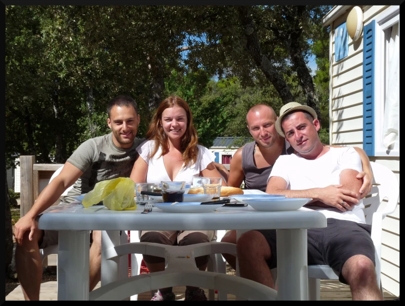 On est trop contents de s'enfiler des saucisses.