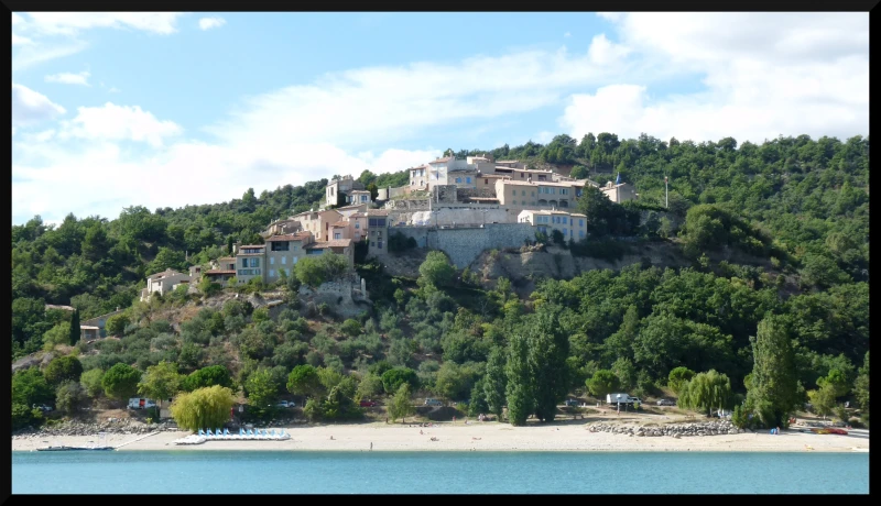 Vue sur Sainte-Croix du Verdon depuis le Lac