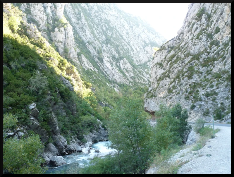 Le Verdon passe entre les montagnes sans se fatiguer