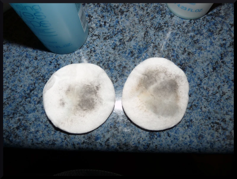 1 disque par oeil ( avec trop de produit sur celui de droite ^^ )