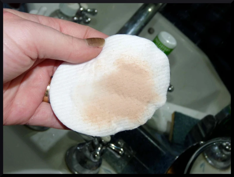 Premier passage du coton sur le visage