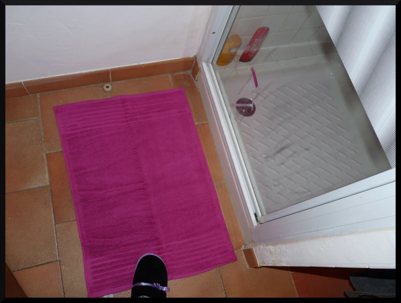 Un tapis de bain rose, hiiiiiiii !