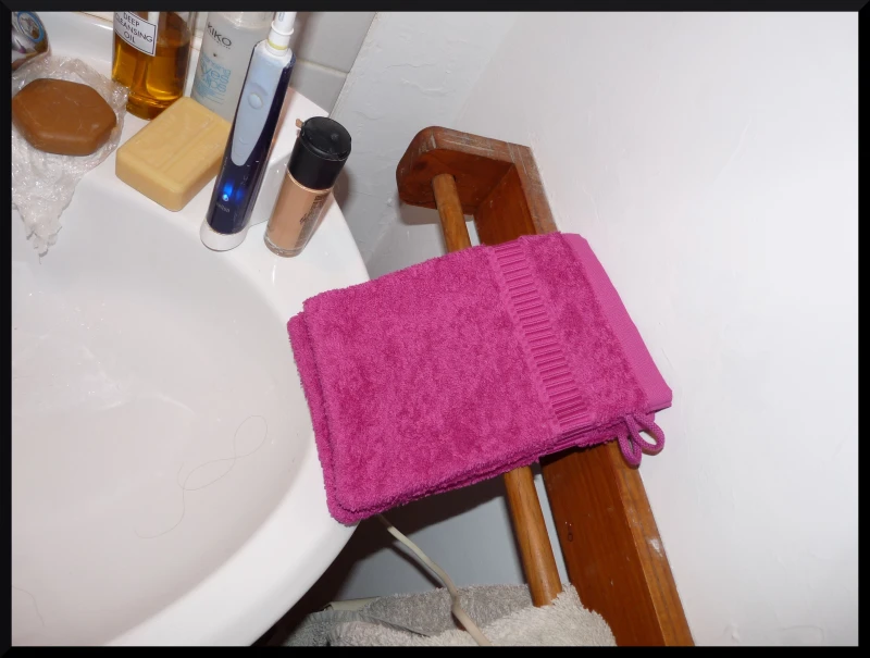 Les gants assortis ( puisque dans le Gard, on ne connaît pas les fleurs de douche on dirait )