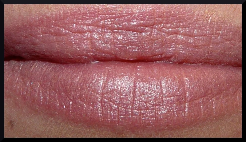 La bouche pulpeuse ( mais striée )